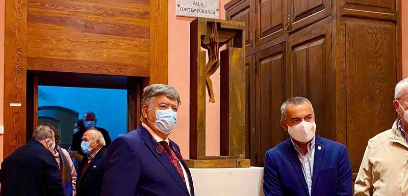 El artista Máximo Riol y el concejal teldense Álvaro Monzón, junto a la obra donada a Gáldar/TA.